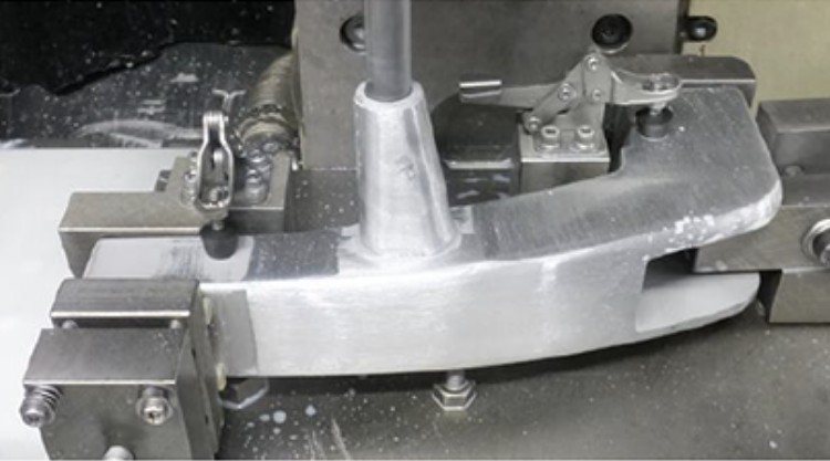 加工処理：穴あけの写真